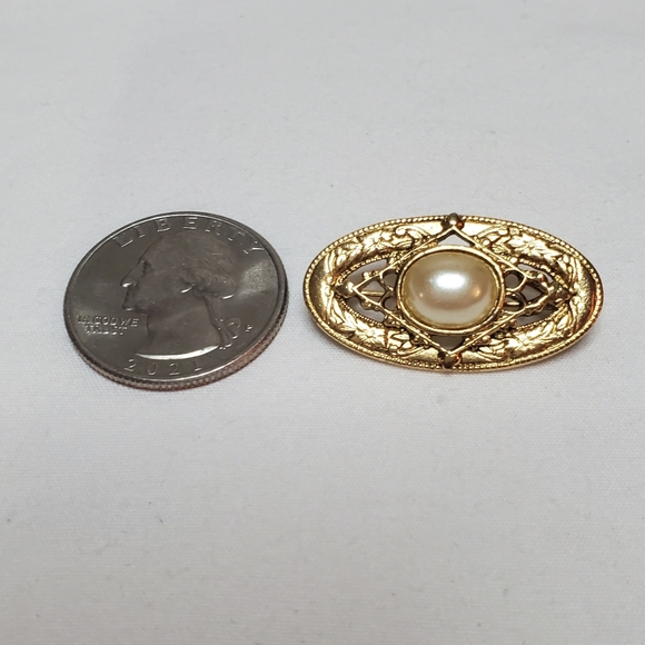 Oval Gold Tone Filigree Faux Pearl Brooch Pin - Picture 8 of 8